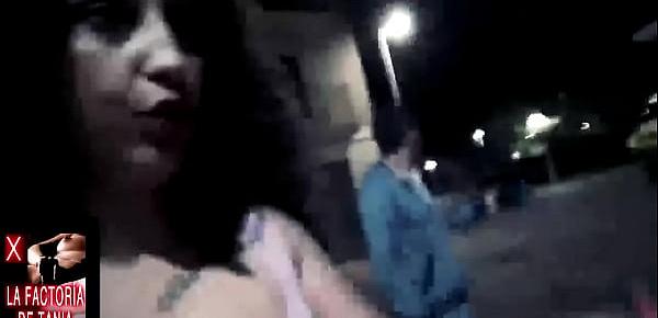  Dar un paseo nocturno que se convierta en sexo en público